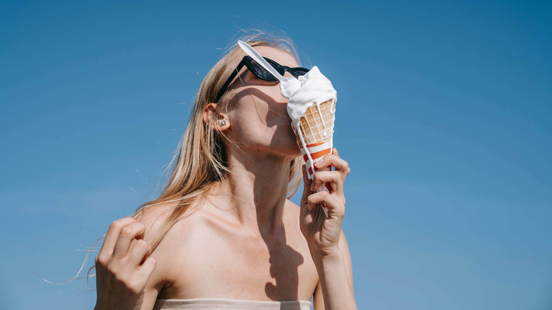 fille qui mange un cornet de crème glacée à l'extérieur