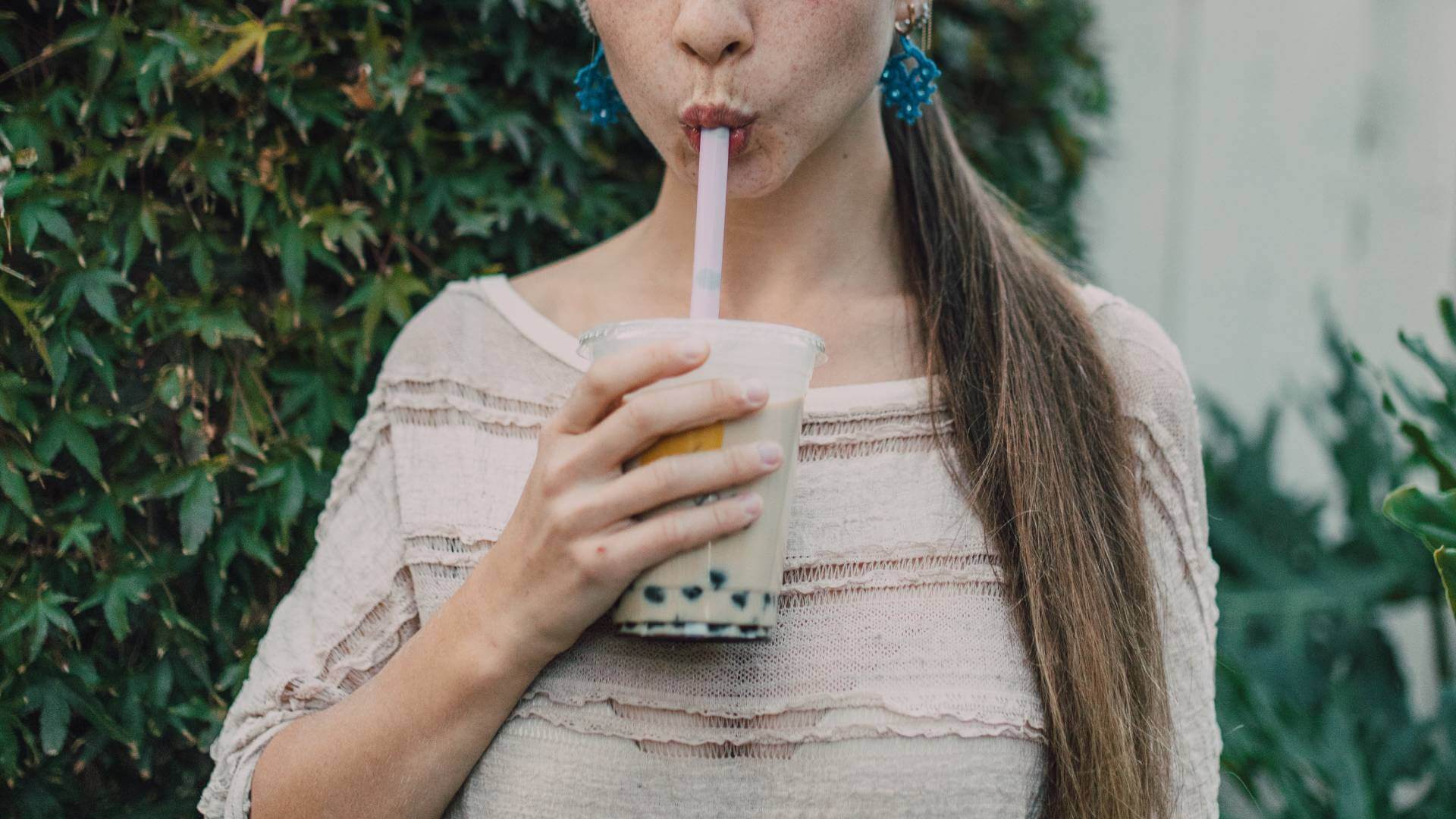 fille qui boit un bubble tea